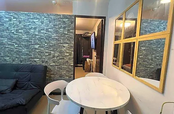 Uno's Place With Karaoke,wifi,netflix And Balcony Manila