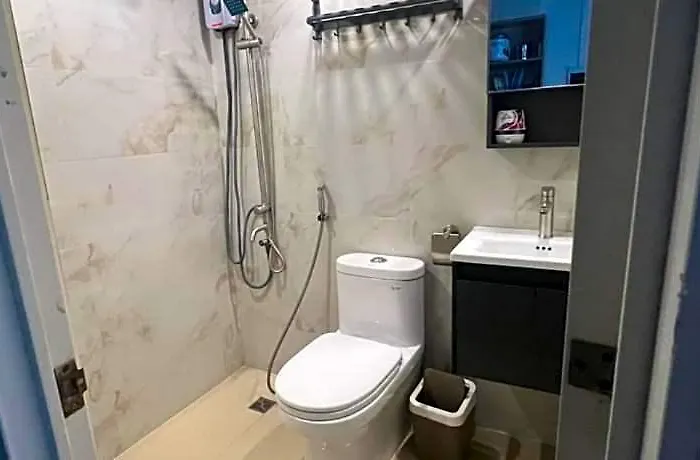 Hotel Uno's Place With Karaoke,wifi,netflix And Balcony