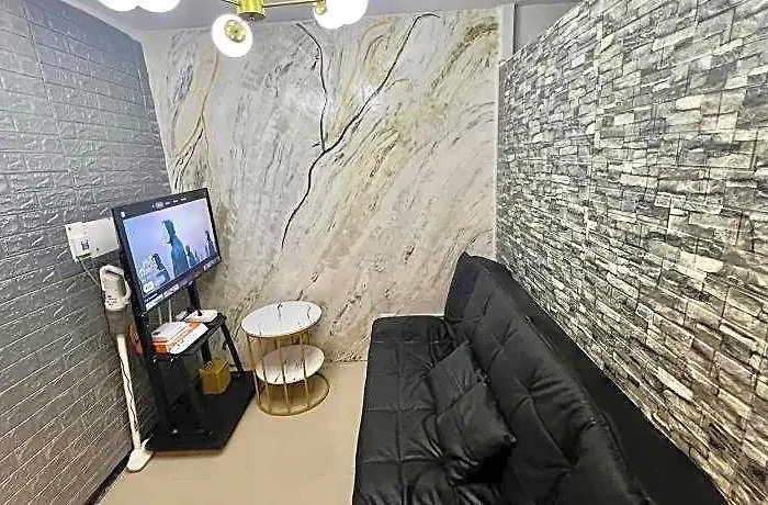 Hotel Uno's Place With Karaoke,wifi,netflix And Balcony