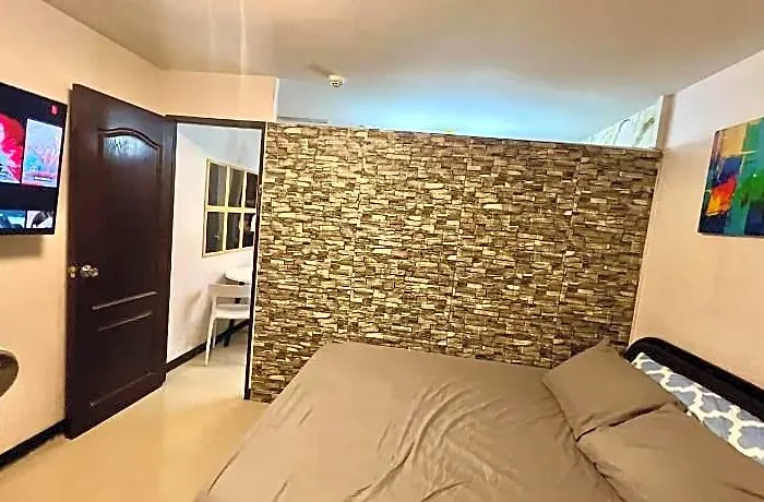 Uno's Place With Karaoke,wifi,netflix And Balcony Hotel Manila