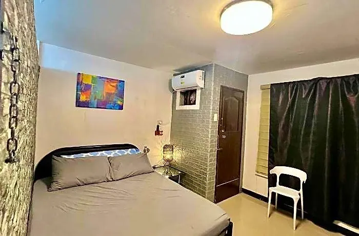 Hotel Uno's Place With Karaoke,wifi,netflix And Balcony Manila