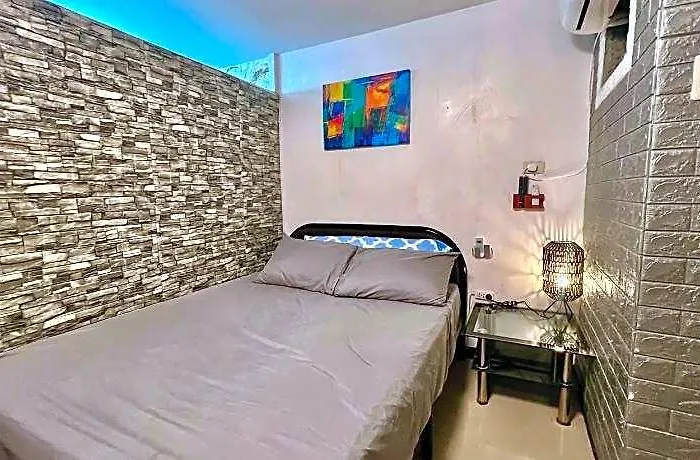 Uno's Place With Karaoke,wifi,netflix And Balcony Manila